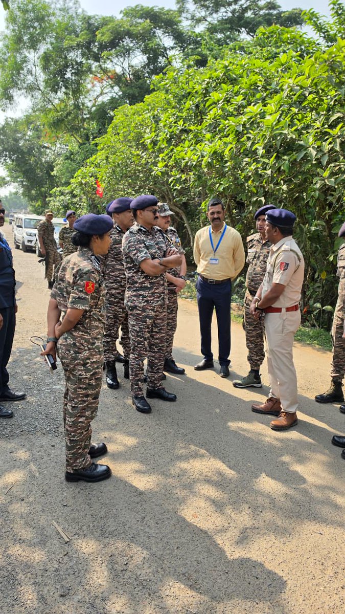 crpfindia's tweet image. Ensuring peace and public safety ahead of the elections.

​DG #CRPF, Shri @gpsinghips, visited Antla in Mohanpur, West Medinipur today following yesterday’s group clashes. Local police have been advised to arrest all individuals involved in violence and arson.
​The visit aimed to