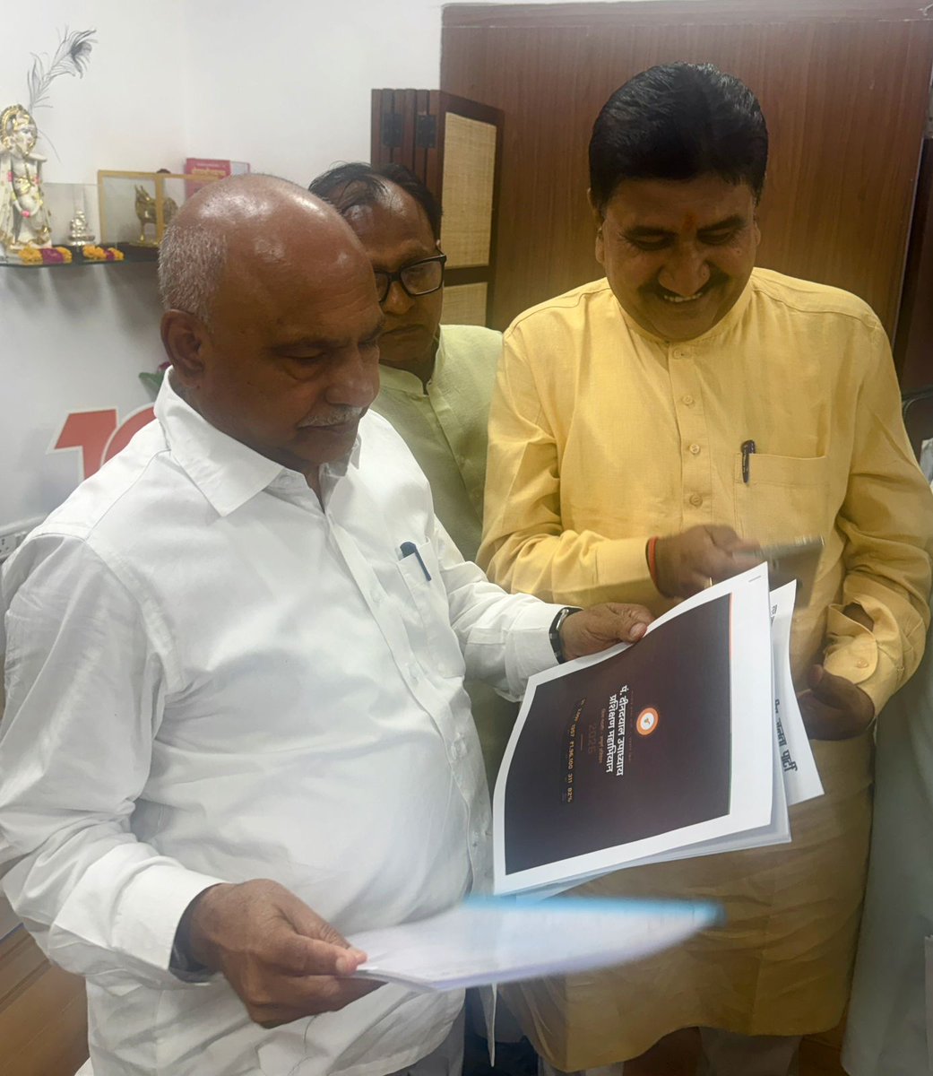 RajeshDixitBjp's tweet photo. भारतीय जनता पार्टी के माननीय प्रदेश अध्यक्ष, भाई साहब श्री @Hkhandelwal1964 जी से भोपाल प्रवास में भेंट कर जिला संगठन के रचनात्मक कार्यों, संगठनात्मक अभियानों एवं आयोजनों का विस्तृत वृत्त प्रस्तुत किया। https://t.co/5PeIGEfwc7