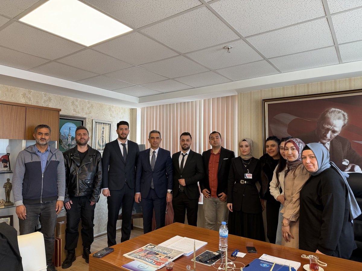 2023 KPSS mülakatında elenen meslektaşlarımız ziyaretimize geldiler. Meclis de bekleyen kanun teklifi hususunda sohbet ettik. Haklı mücadelelerinde dün olduğu gibi bugün de yanlarında olacağımızı ifade ettik.