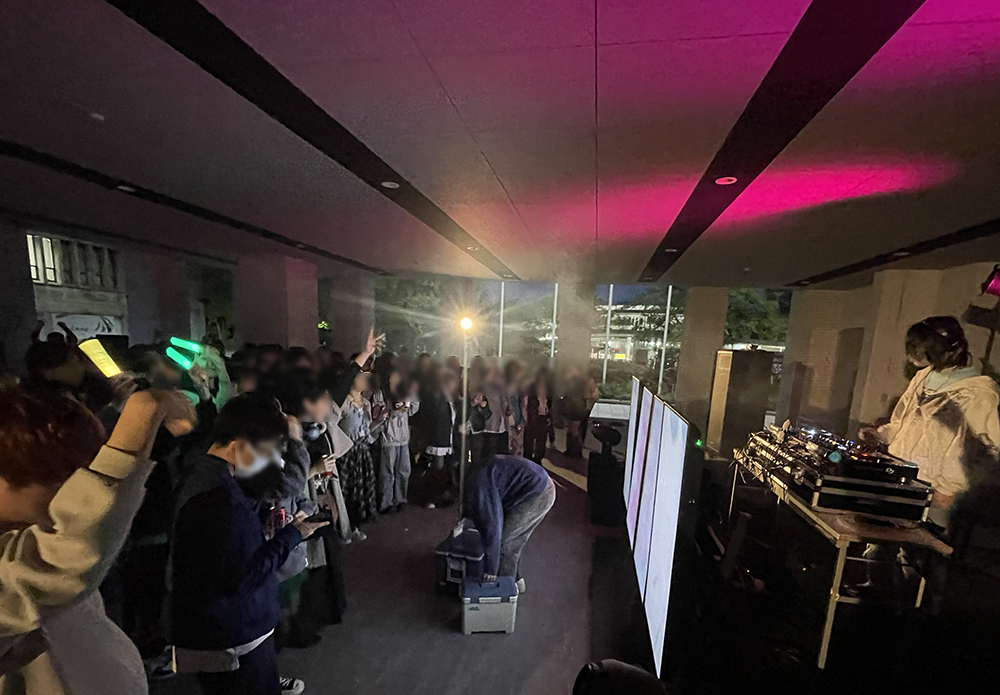 oua_journal's tweet photo. 12号館下ピロティでDJイベント　明日の放課後も開催　学生クリエイティブコミュニティLINC（2026年4月22日 18時55分撮影 画像の一部を加工しています）

／詳しくは公式インスタ↓ https://t.co/znkZoUxJiY… https://t.co/d3lqJZFRWS