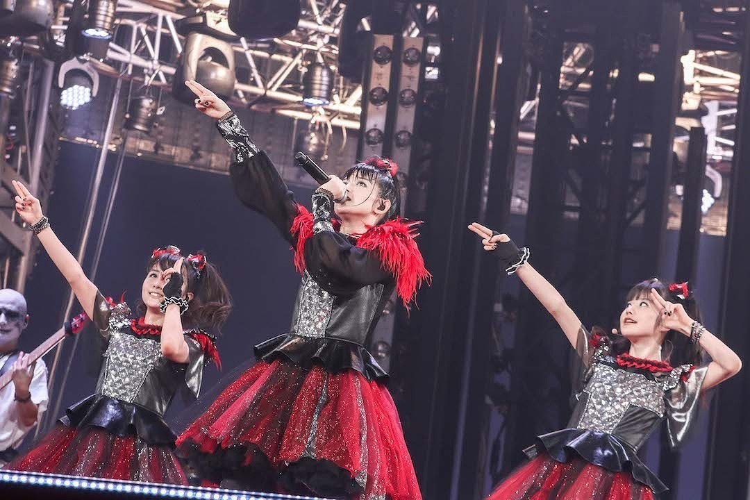 過去のライブ映像を観ていていつも思うんだけど、やっぱりこの頃くらいまでの衣装が好きなんだよなぁ✨
もう赤黒の衣装には戻らないんだろうか？🤔