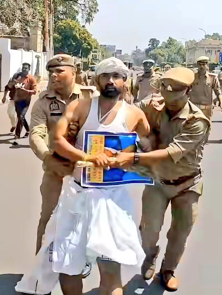 पोस्टर ब्वॉय,

.... 69हजार शिक्षक भर्ती में हुए आरक्षण घोटाले के आंदोलन का यह लड़का पोस्टर ब्वॉय बन चुका है.

#69000_शिक्षक_भर्ती_आरक्षण_घोटाला