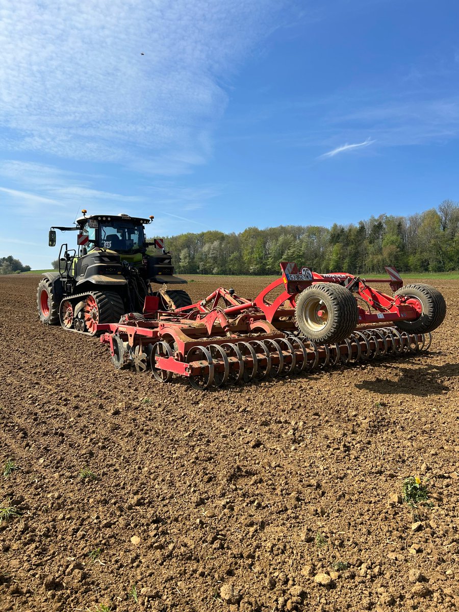 HORSCH_France's tweet image. [JOKER RT 🌽 #disque] DiscSystem travail à 5 cm : qtité terre fine ++ dans l'horizon de #semis
= préparation du #lit de semence terres  #argileuses marnaises  secteur Collet Est.
💡précédent #cv broyé avec rouleau couteaux #horschcultro , préparation #horschterrano à 20 cm.