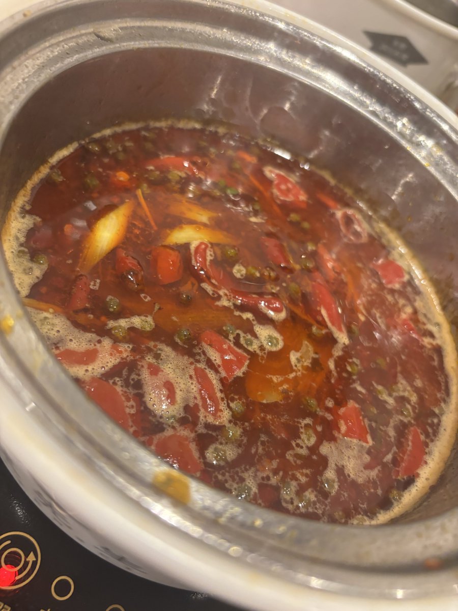 MARASENSEI2022's tweet photo. 【激辛挑戦者🌶️が少なくて困ってます！】
開催まで1週間となりました4月29日開催の「ドS辛火鍋の会(麻辣先生京橋店)」ですが、どうやら激辛好きなお客様が少なくて寂しいです。
前回ドS辛の会は20名以上の挑戦者がいてびっくりでしたが、やっぱり麻辣先生のドS辛は辛すぎて、挑戦者が少ないのでしょうか😅
★なお麻辣先生はけっして激辛自慢の店ではないのですが、この会は年に数回だけ開催する特別な宴会です。当日は中辛希望の方には中辛席もあります。

当日メニューは火鍋(ドS辛)に加えて当店自慢の麻婆豆腐(ドS辛)も提供する特別コース。もちろん飲み放題付きです。
まだ数席ありますので、ぜひドS辛への挑戦者をお待ちしています！

★★申込はこちらから★★
https://t.co/lauWNueQO1