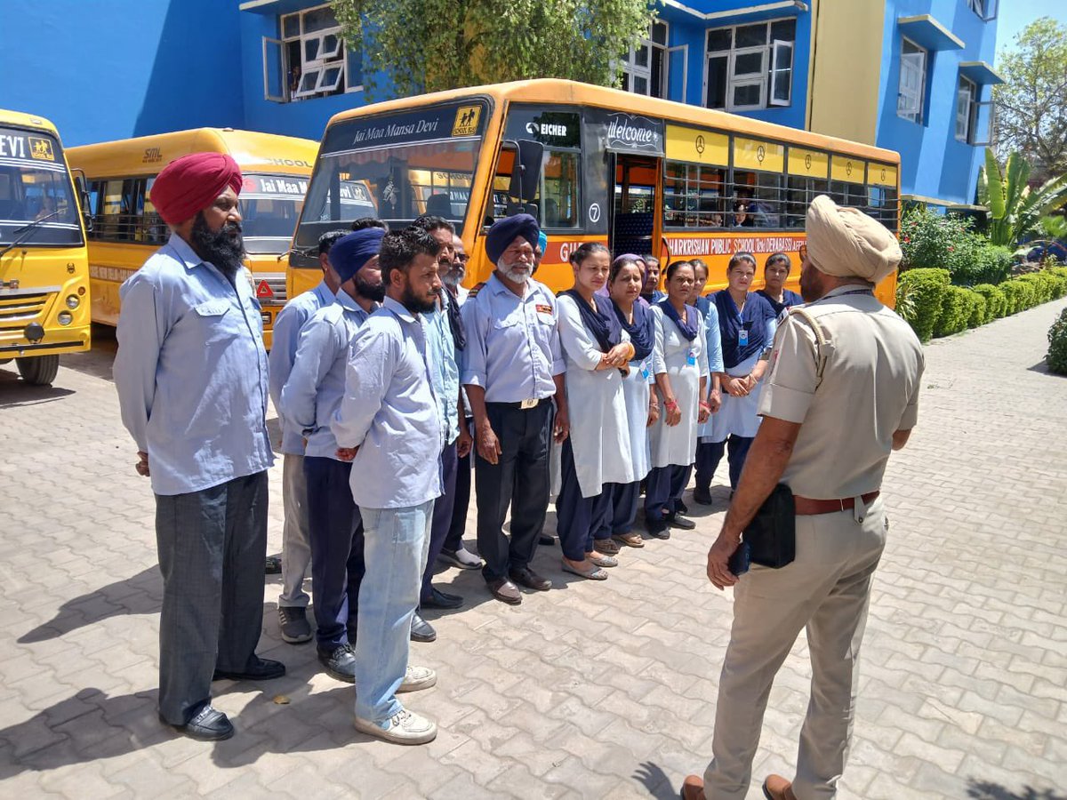 sasnagarpolice's tweet photo. Traffic Police of SAS Nagar conducted a seminar with bus drivers and female attendants at Guru Harkrishan Public School - Dera Bassi where they were about first aid box,about no signal violation,about side effects of drugs and helpline no. 112, 1930 was made aware.
#PPRoadSafety https://t.co/wCctcIma6U