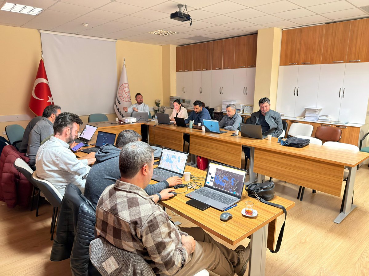 Coğrafya eğitiminde dijital devrim!
​43 ilde 2500’e yakın coğrafya öğretmenimizin eğitimlerini tamamladık. Tüm öğretmenlerimize lisans tanımlayarak dijital küre ve Web CBS dünyasının kapılarını açtık.
​Yolculuğumuz devam ediyor... <a href="/tcmeb/">Millî Eğitim Bakanlığı</a> <a href="/Yusuf__Tekin/">Yusuf Tekin</a> <a href="/farukyelkenci/">Ömer Faruk Yelkenci</a> <a href="/BilgenKerkez/">Dr. Bilgen KERKEZ🇹🇷</a>