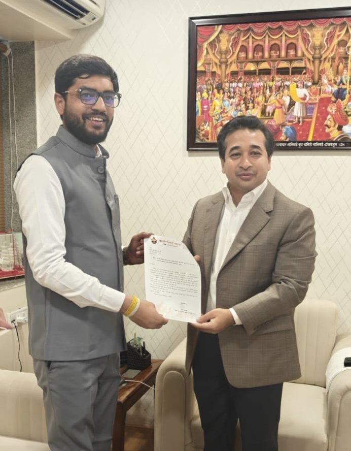 नागपूर जिल्हातील कामठी-कोराडी येथे होणाऱ्या छत्रपती शिवाजी महाराज चषक राज्यस्तरीय कबड्डी स्पर्धेचे उदघाटक म्हणून उपस्थित राहण्याबाबत श्री संकेत चंद्रशेखर बावनकुळे यांनी आज मंत्रालयात मत्स्यव्यवसाय व बंदरे विकास मंत्री मा. श्री. नितेशजी राणे यांची भेट घेऊन निमंत्रण दिले.