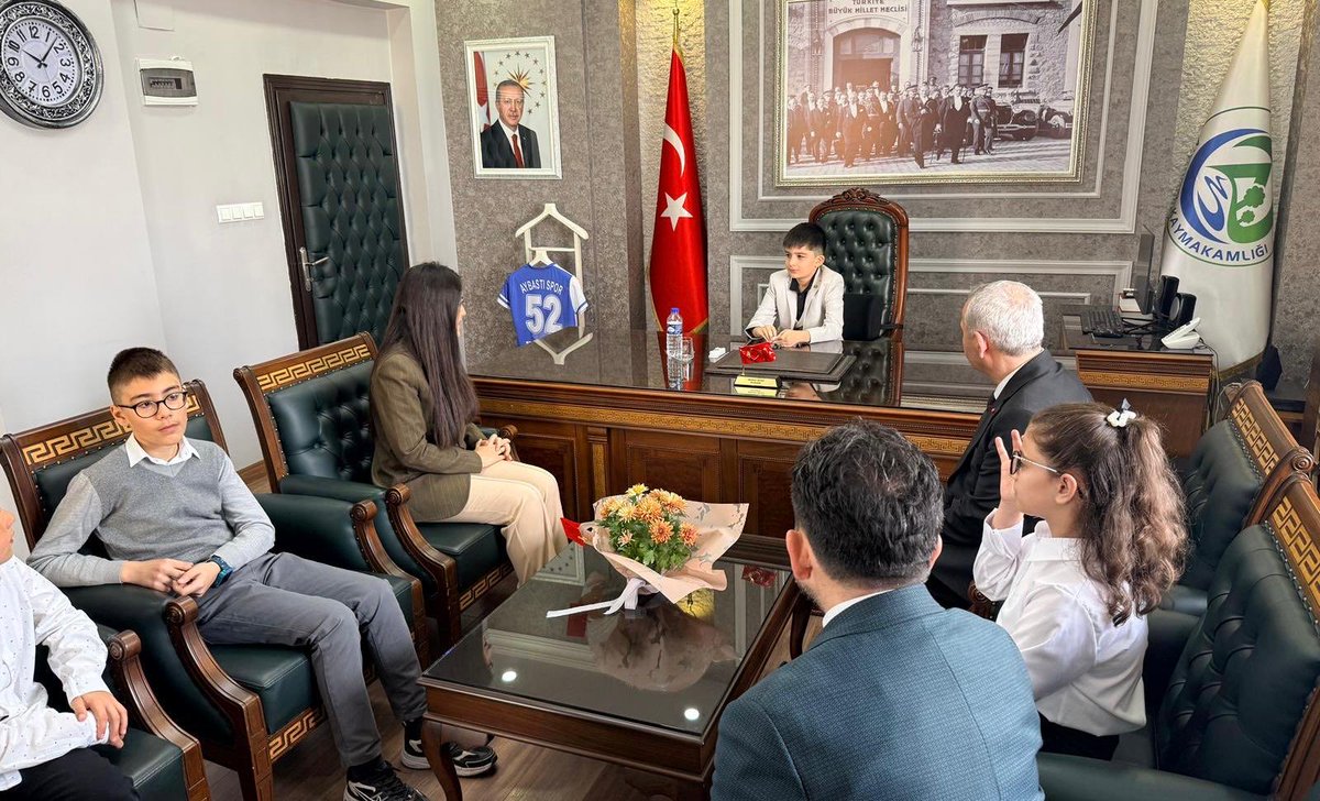 Aybasti_Ordu's tweet photo. 23 Nisan Ulusal Egemenlik ve Çocuk Bayramı münasebetiyle Atatürk Ortaokulu öğrencilerimiz Kaymakam koltuğunu oturup duygu ve düşüncelerini dile getirdiler.

Öğrencilerimize teşekkür ediyor, başarılı bir eğitim hayatı geçirmelerini diliyoruz. https://t.co/Wppk19WXem