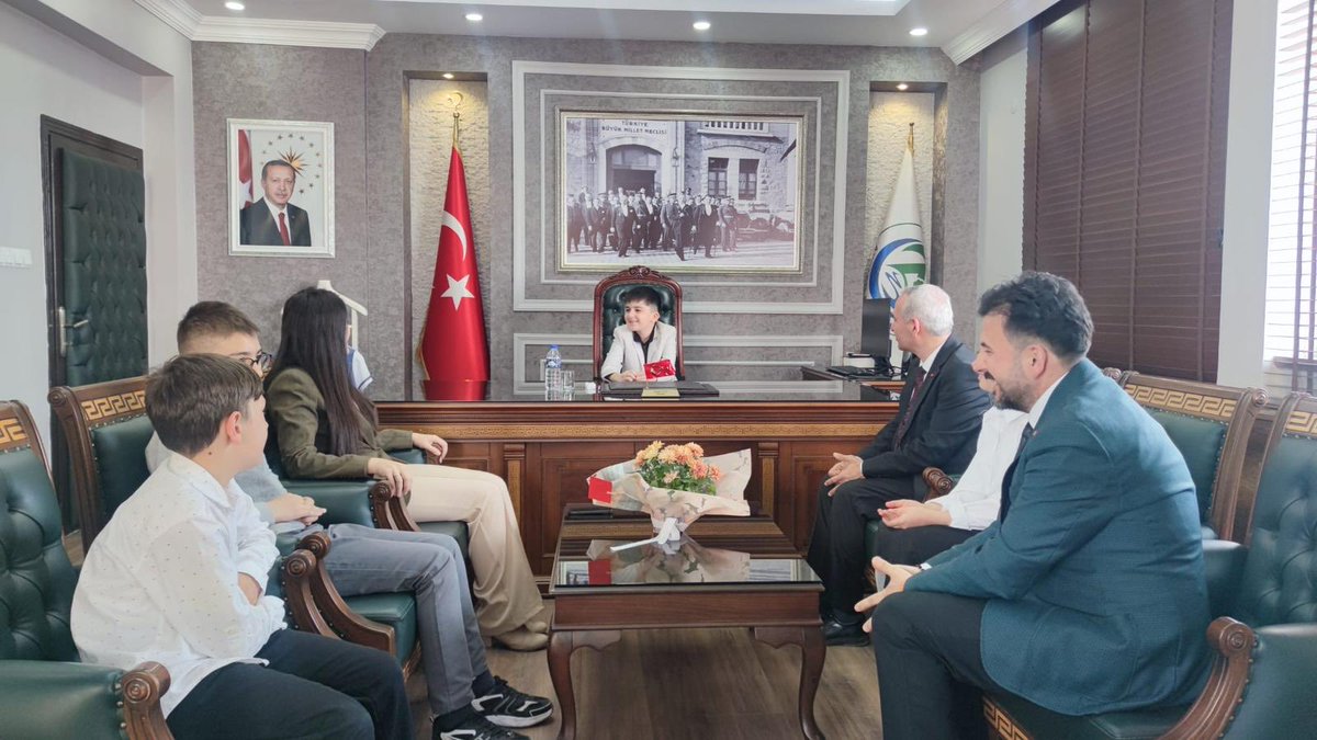 Aybasti_Ordu's tweet photo. 23 Nisan Ulusal Egemenlik ve Çocuk Bayramı münasebetiyle Atatürk Ortaokulu öğrencilerimiz Kaymakam koltuğunu oturup duygu ve düşüncelerini dile getirdiler.

Öğrencilerimize teşekkür ediyor, başarılı bir eğitim hayatı geçirmelerini diliyoruz. https://t.co/Wppk19WXem