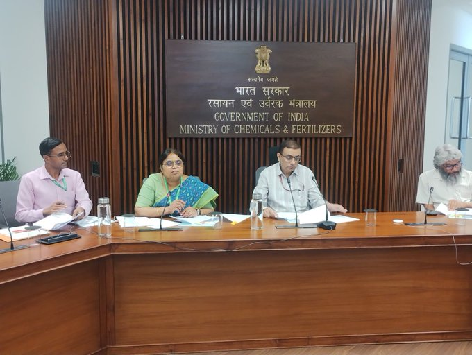 PibMinistry's tweet image. आज उर्वरक विभाग की राजभाषा कार्यान्वयन समिति की 122वीं बैठक का आयोजन संयुक्त सचिव श्री अनुराग रोहतगी की अध्यक्षता में संपन्न हुआ। बैठक में हिंदी भाषा के प्रभावी क्रियान्वयन और उसके व्यापक उपयोग को बढ़ावा देने पर विशेष चर्चा की गई। 
#Rajbhasha #Hindi #OfficialLanguage