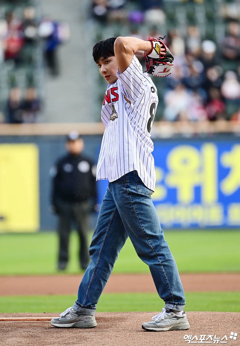 nonabolot's tweet photo. Singer and actor Lee Joon is throwing the ceremonial first pitch ahead of the '2026 Shinhan SOL Bank KBO League' game between the Hanwha Eagles and LG Twins held at Jamsil Baseball Stadium in Songpa-gu, Seoul on the afternoon of the 22nd. https://t.co/72tmITLmNM