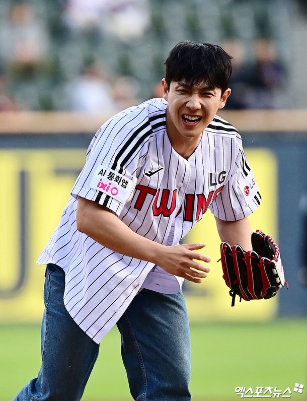 nonabolot's tweet photo. Singer and actor Lee Joon is throwing the ceremonial first pitch ahead of the '2026 Shinhan SOL Bank KBO League' game between the Hanwha Eagles and LG Twins held at Jamsil Baseball Stadium in Songpa-gu, Seoul on the afternoon of the 22nd. https://t.co/72tmITLmNM