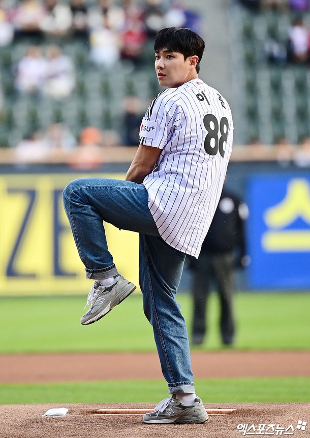 nonabolot's tweet photo. Singer and actor Lee Joon is throwing the ceremonial first pitch ahead of the '2026 Shinhan SOL Bank KBO League' game between the Hanwha Eagles and LG Twins held at Jamsil Baseball Stadium in Songpa-gu, Seoul on the afternoon of the 22nd. https://t.co/72tmITLmNM