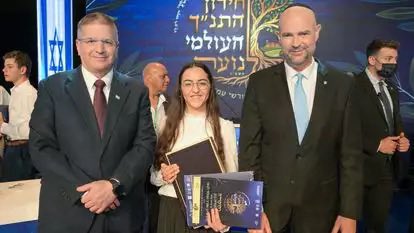 ״אֵלּוּ דְבָרִים שֶׁאֵין לָהֶם שִׁעוּר. הַפֵּאָה, וְהַבִּכּוּרִים, וְהָרֵאָיוֹן, וּגְמִילוּת חֲסָדִים, וְתַלְמוּד תּוֹרָה"

מברכת את זוכת חידון התנ״ך, הודיה כהן מאולפנת הרב בהר״ן, שמוכיחה שמדינת ישראל היא לא רק מדינה שהולכת קדימה, היא גם מדינה שלא שוכחת מאיפה היא באה 🇮🇱

מזל טוב
