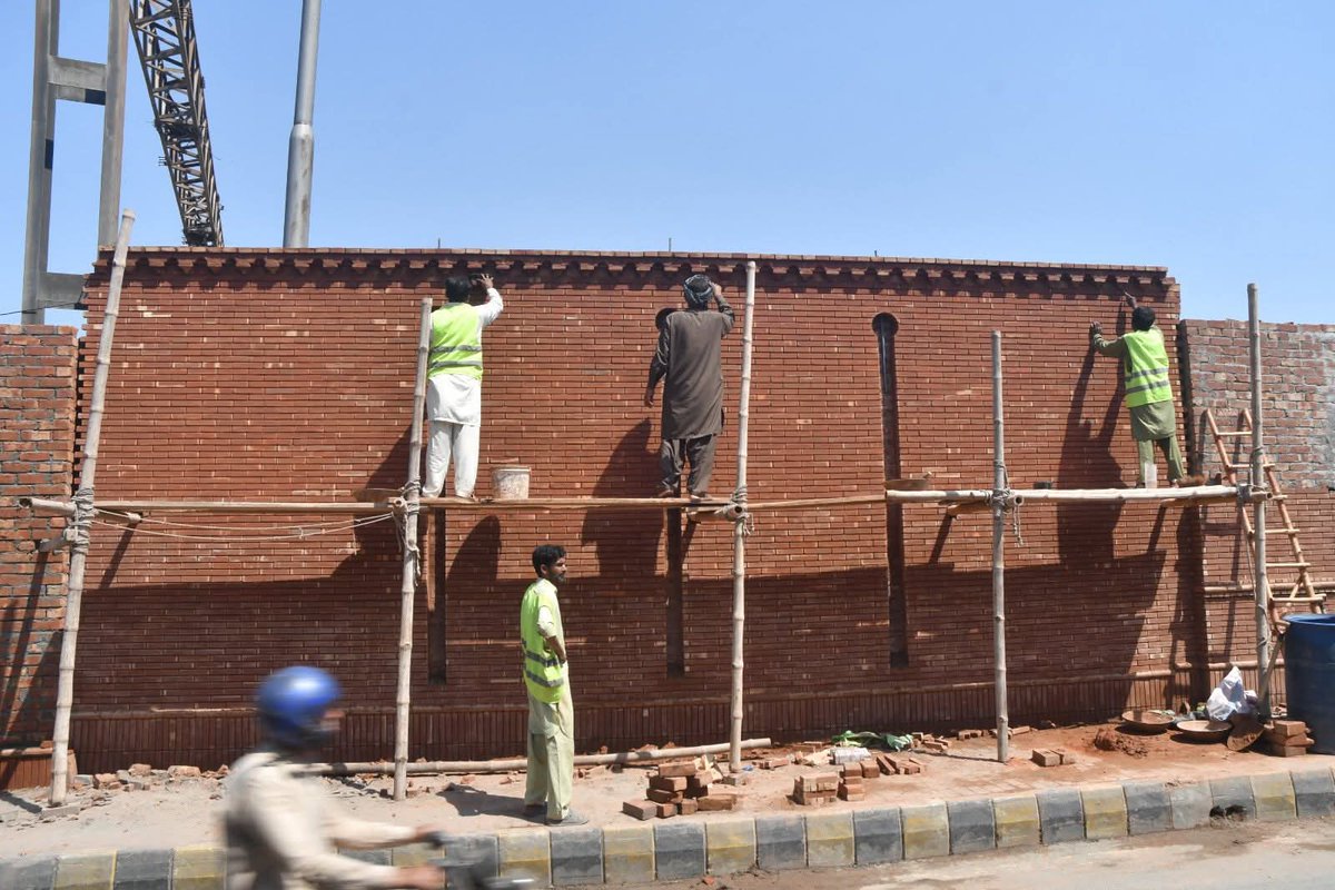 developingpak's tweet image. ریلوے اسٹیشن کے اطراف ریلوے کی بوسیدہ اور خستہ حال دیوار کو اپ گریڈ کرکے خوبصورت بنایا جا رہا ہے۔
ایل ڈی اے ٹیمیں منصوبے کی تکمیل کے لیے تیزی سے کام کر رہی ہیں۔
#LDA #Railwaystation #Lahore #Punjab #Pakistan 🇵🇰🇵🇰