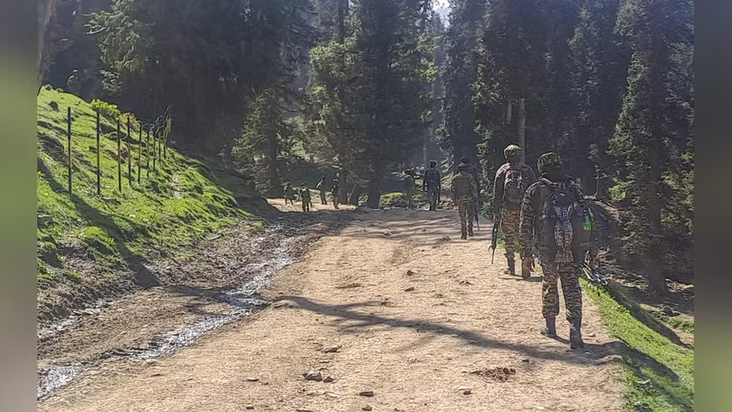 bsindia's tweet image. 1 year of #Pahalgam attack: Here's how LeT terrorists wreaked havoc in #Kashmir

Read here 👉 mybs.in/2g5SgLF

@anjalywho