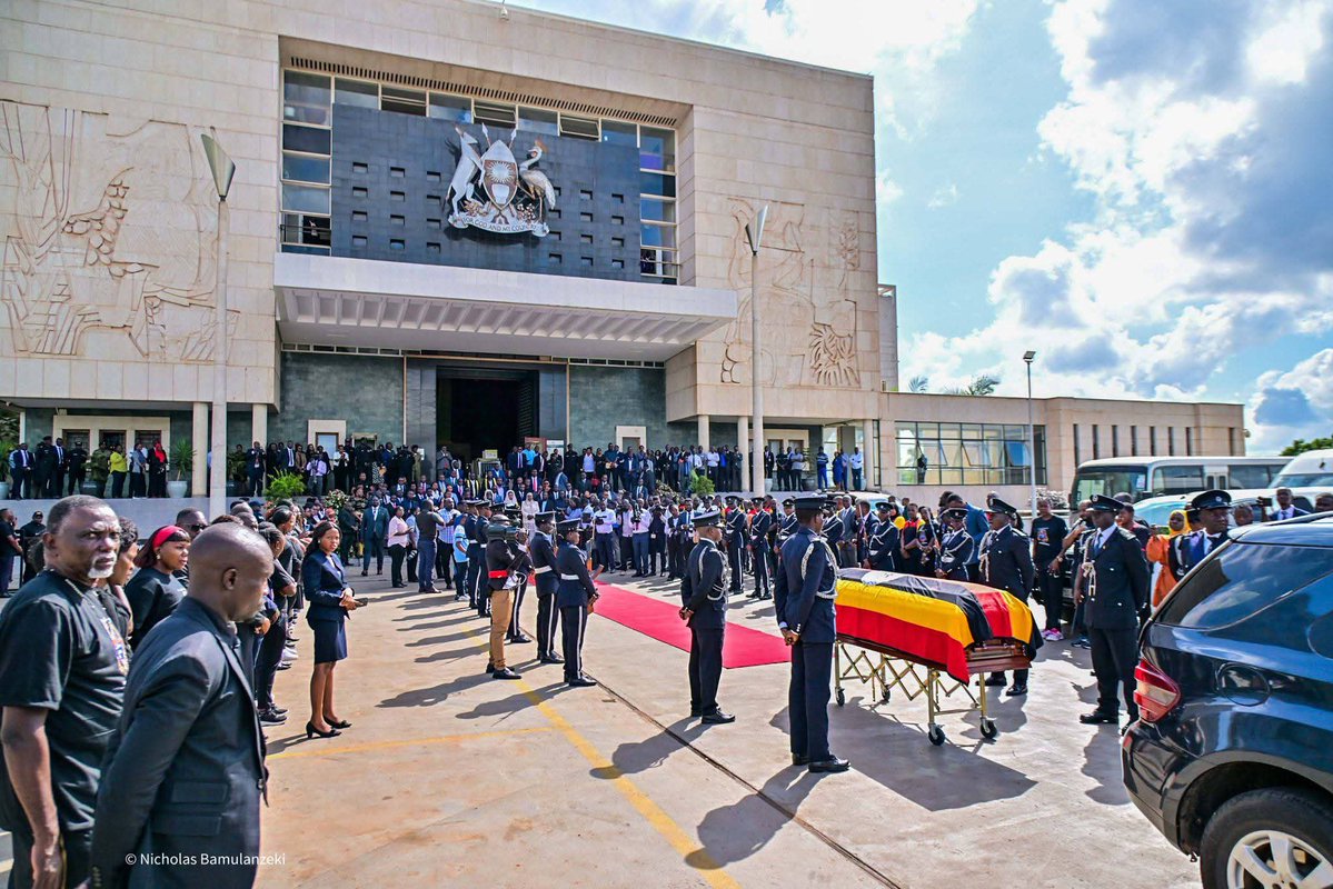 kfdmedia3's tweet image. HAPPENING: The body of the departed colleague Mp. Nakimuli Hellen for Kampla was received &amp;amp; accorded honour at Parliament during a special sitting held in tribute to her. After Parliament, the body will then be taken &amp;amp; warmly at the NUP party headquarters.
#kfdmedianews #followus