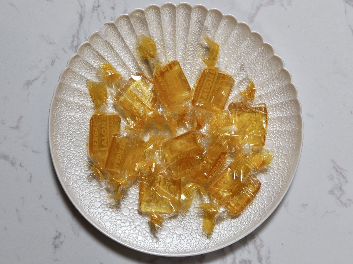 「食べる宝石」のようなベルガモットキャンディをフランス展にて再び入手！

ベルガモットの天然香料が使われていて、上品で華やかな香りが楽しめる。
着色料を使っていない美しい黄金色が宝石のよう。
かなり希少なキャンディで、今回のフランス以降は次回入荷未定とのこと…