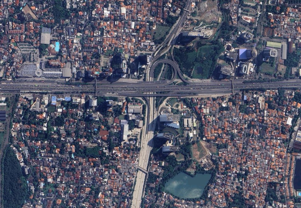 Hati-hati jebakan tol / flyover dalam kota. Keliatannya bikin jalan lancar. Tapi apa yang terjadi di pintu keluar? 

Volume kendaraan di jalan tol ada 1000. Begitu keluar pintu tol, volume jalan raya-nya cuma nyanggupin 500 kendaraan. Bottleneck. Ya macet.

Ini berlaku juga sama