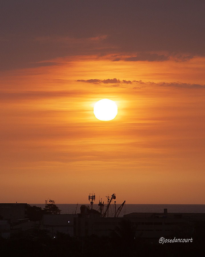 josedancourt's tweet image. El sol del atardecer es enmarcado por las densas nubes cercanas a las siluetas del horizonte.

#Sunset #Sun #Color #Cumana #relax

#CursoDeFotografiaTwitter
Gratuito
Autoestudio
Acceso en post fijado en mi perfil de X