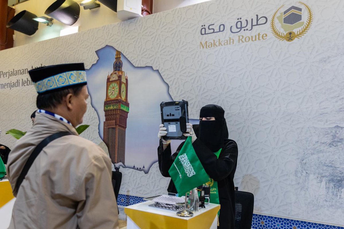 SaudiNewsFR's tweet image. 🇸🇦 🇮🇩 | #Hajj 1447-2026

Le premier vol des bénéficiaires de l’initiative « Route vers #Makkah » pour l’Indonésie, a bien quitté l’aéroport international Soekarno-Hatta, avec un départ organisé depuis le terminal dédié de Jakarta vers l’#Arabie_Saoudite.