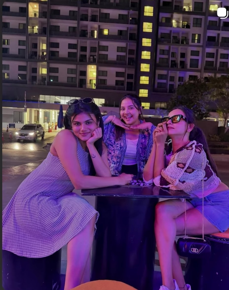 UrutateTeratate's tweet image. Title winner, beauty queen Chellakutty #Divya with her friends #Neha and #Akshita 👑👑👑😍😍😍

#BiggBossTamil9
#BiggBoss9Tamil