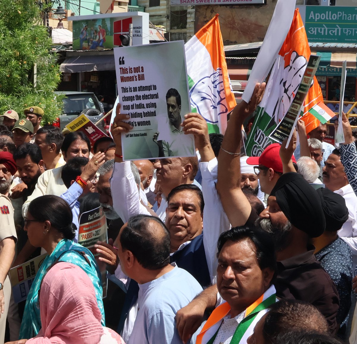 DailyExcelsior1's tweet image. InPics | Jammu and Kashmir Pradesh Congress Committee Senior leaders and workers protest on the issue of the Women Reservation Bill, in Jammu.

#JammuAndKashmirPradeshCongressCommittee #leaders #workers #protest #WomenReservationBill #Jammu

Pics | Daily Excelsior