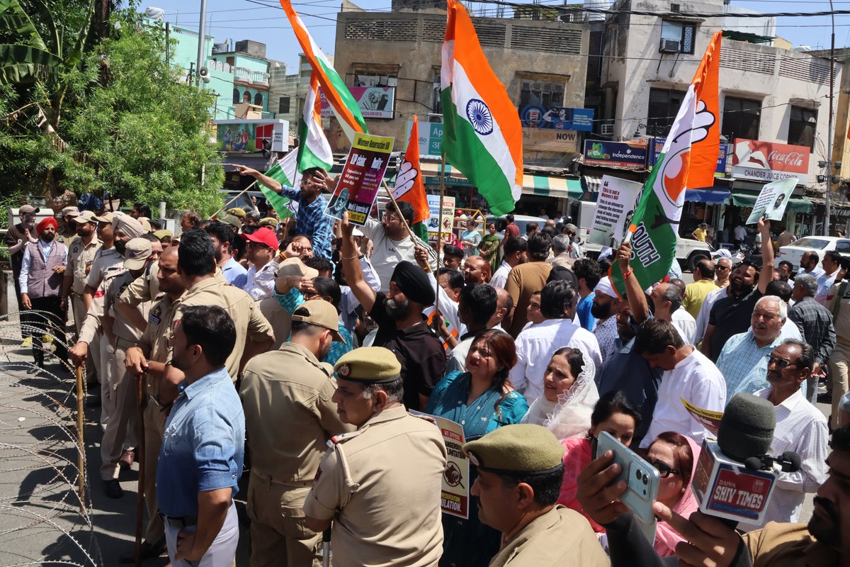 DailyExcelsior1's tweet image. InPics | Jammu and Kashmir Pradesh Congress Committee Senior leaders and workers protest on the issue of the Women Reservation Bill, in Jammu.

#JammuAndKashmirPradeshCongressCommittee #leaders #workers #protest #WomenReservationBill #Jammu

Pics | Daily Excelsior