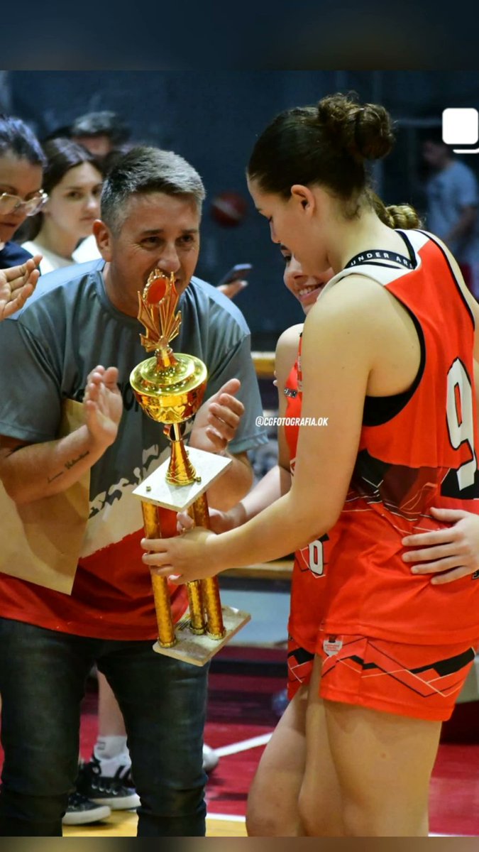 BiagiLali's tweet photo. No enseñamos solo básquet.  
Marcamos vidas.

A todos los entrenadores y entrenadoras de la República Argentina:  
Gracias por elegir no formar jugadores.  
Gracias por elegir formar personas.

Feliz día, Profes. https://t.co/HyPXN01gne