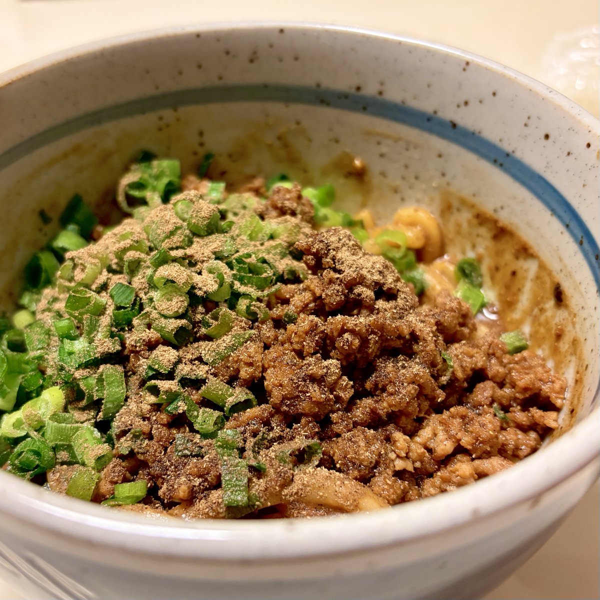 Ririe_R1000R's tweet photo. 晩御飯は(汁無し)炸醤麺

前回はすりごま沢山入れて誤魔化したけど
今回は芝麻醤で作った。
すりごまは別で振っても良かったかもなー

今回は余った炸醤にご飯入れて満腹。 https://t.co/t3D27AfTxM