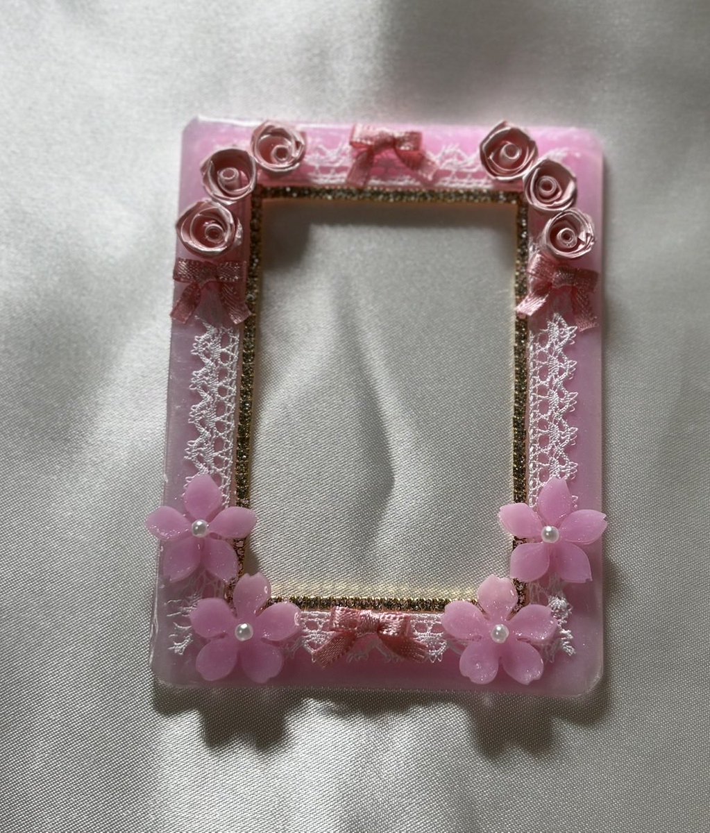 aoi__obake's tweet photo. 9.ミルキーピンク 薔薇と桜 デコケース

サイズ B8
布のレース
サテンのプチリボン
ピンクの薔薇
ピンクの桜

500円+送料195円(クリックポスト＋印刷代)

先着順です。画像2枚目をお嫁になってお声掛けをよろしくお願いいたします。 https://t.co/JzPPnX5gze