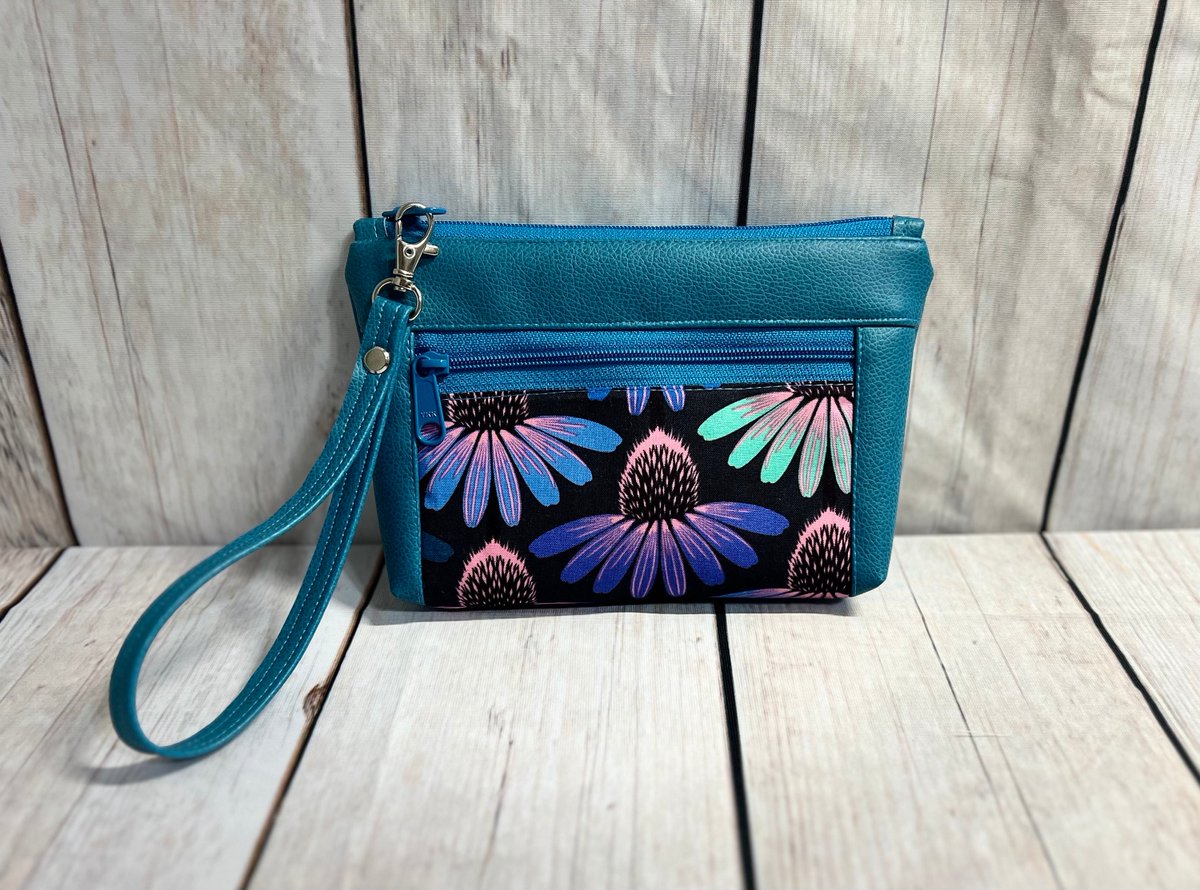 angelhw1956's tweet image. Devon Zipper Pouch tuppu.net/6e2837a4 #TeaTimeQuiltsnMore #Etsy #Wristlet