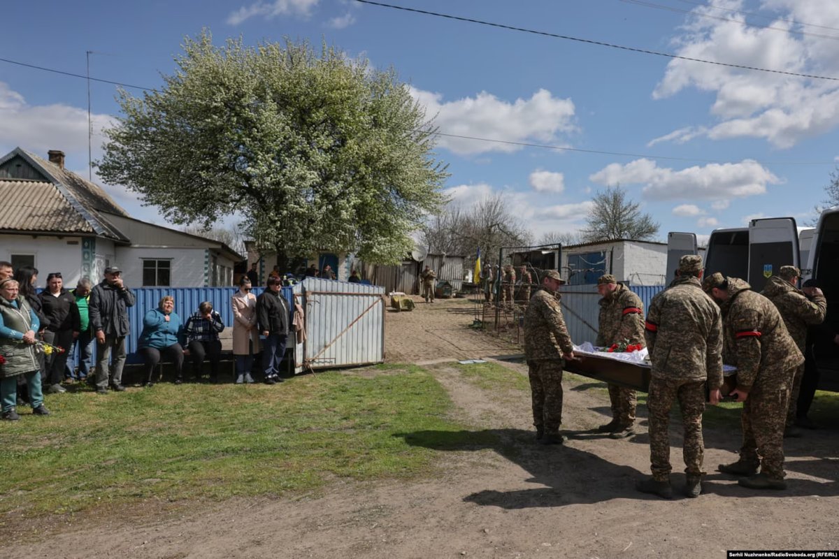 1/2 Рідні брати загинули з різницею в один день. Репортаж із прощання на Кіровоградщині

Олег і Костянтин Залізняки служили в одній бригаді та загинули від ударів російських дронів. Їх поховали разом у спільній могилі у селі Водяне. 

Фото: Cергій Нужненко/Радіо Свобода