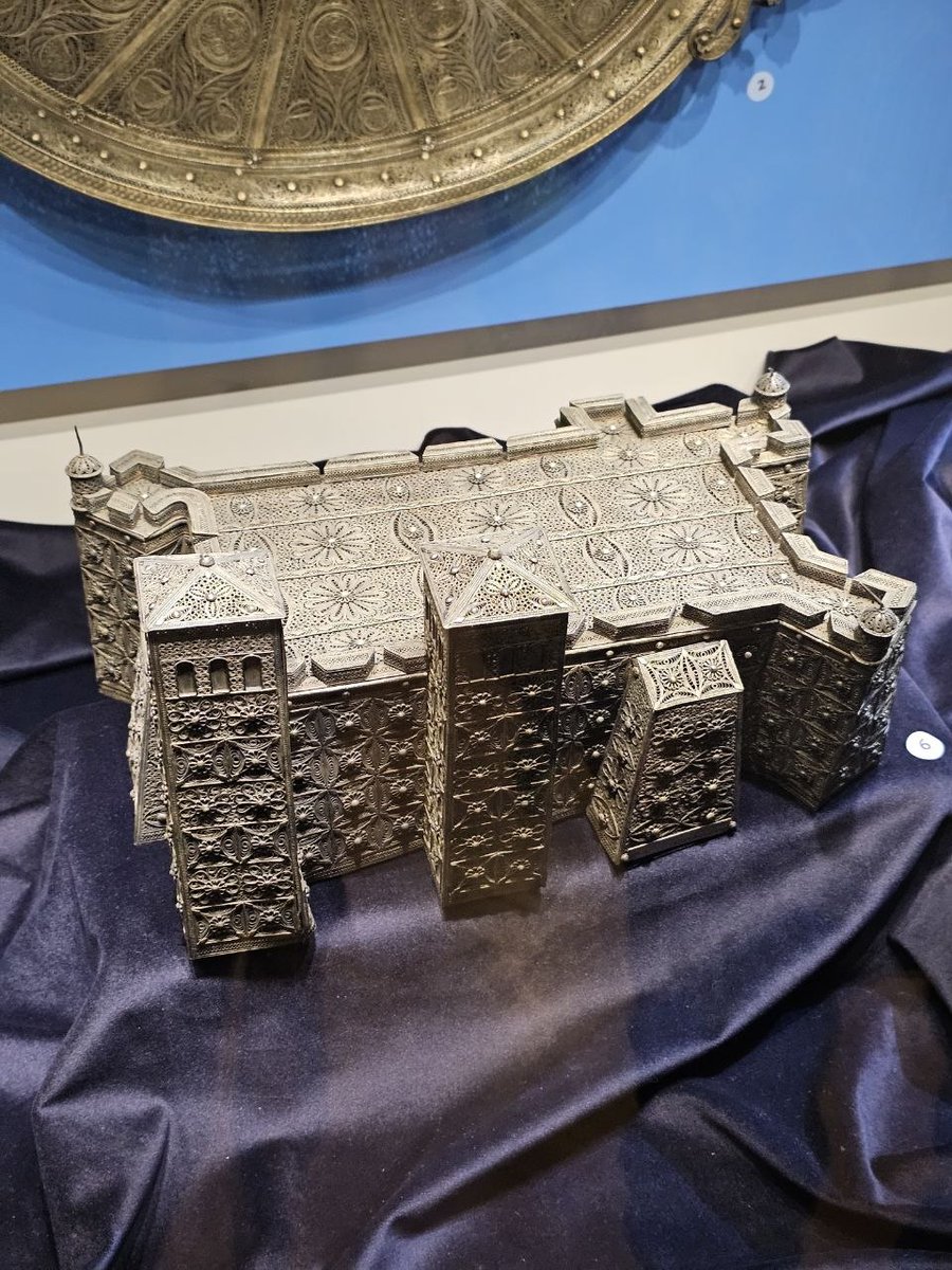 Білий лев tweet media