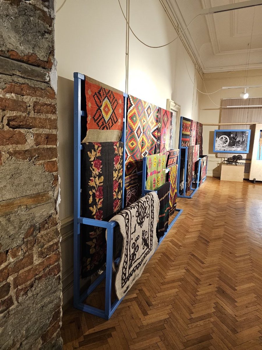 Білий лев tweet media