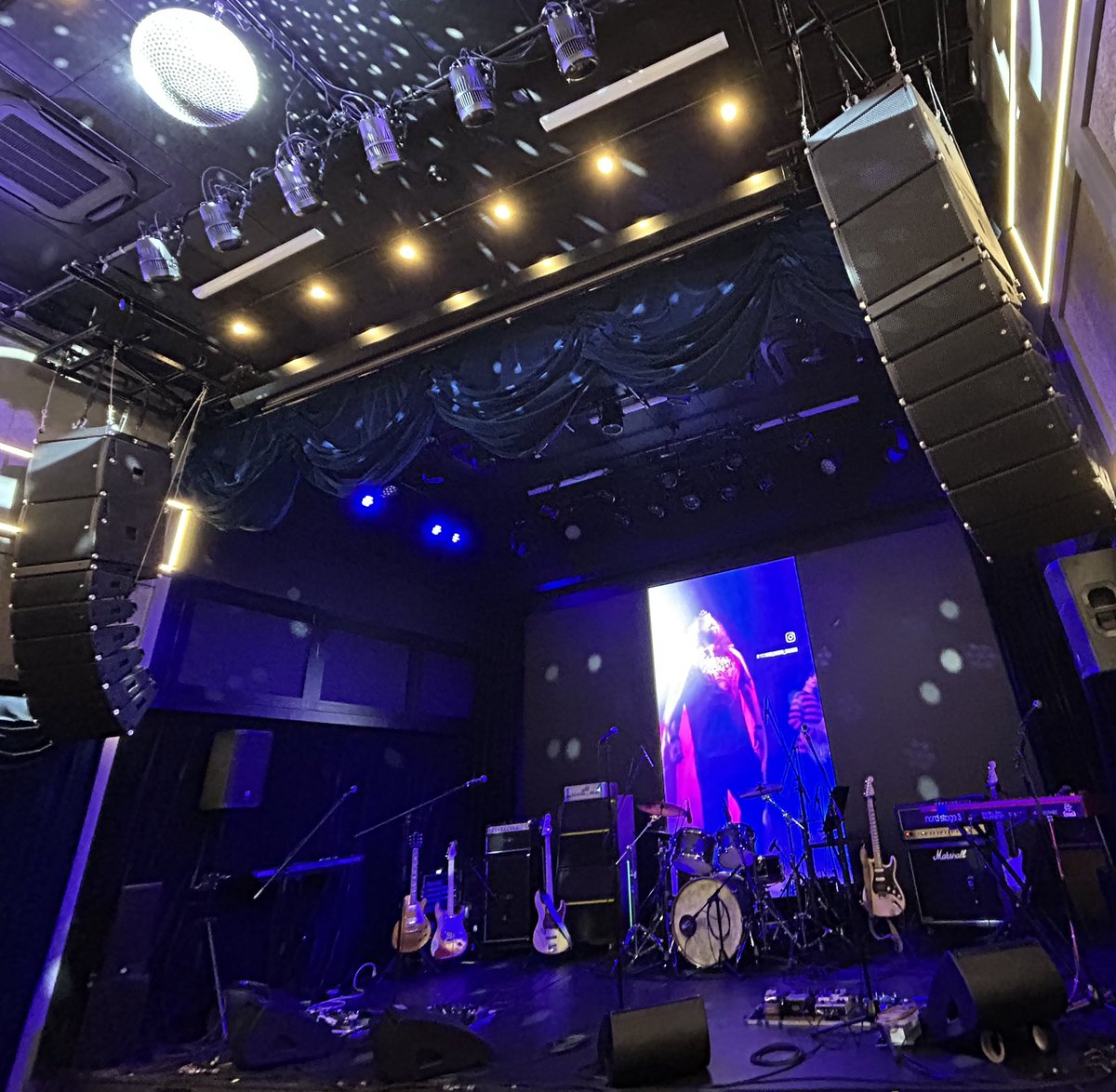 fukuchan625's tweet photo. 先日は友人シンガーKennyの追悼Live🎤
（久々にGibsonゴールドトップレスポールも持ち出して）

普段ほぼ使わないTwoRockのギターアンプも新鮮でした🎸

（ここ数年B'zの松本孝弘さんが時々TwoRockのヘッドやキャビを使われてるのは自分的に結構意外）

去年くらいから導入したShureのワイヤレス「GLX-D16+」もいい感じ。

#エフェクターボード
#ギタリスト