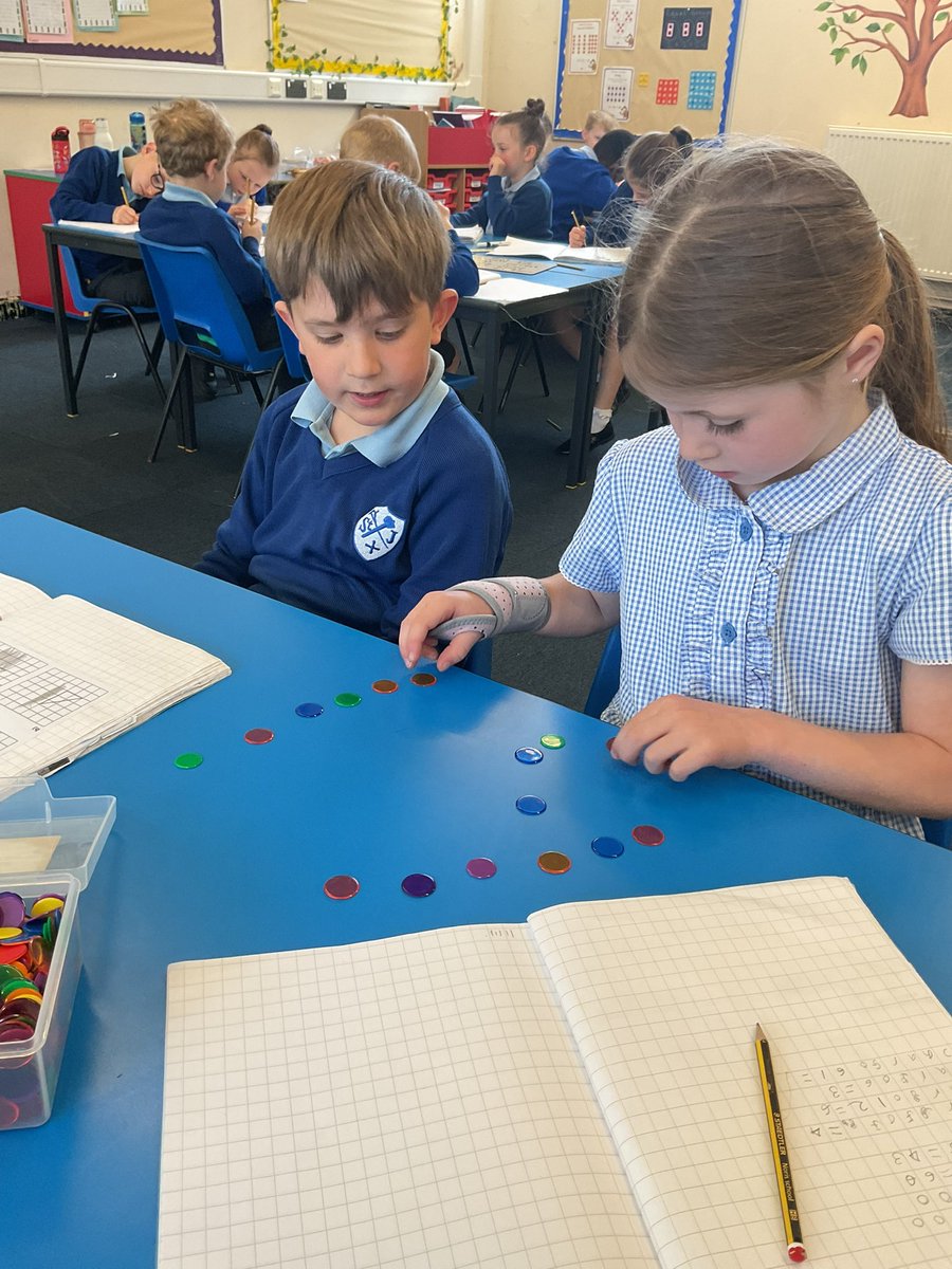 StJosephsCP's tweet image. 2L are enjoying finding half using counters and arrays today. #maths #fractions #article28