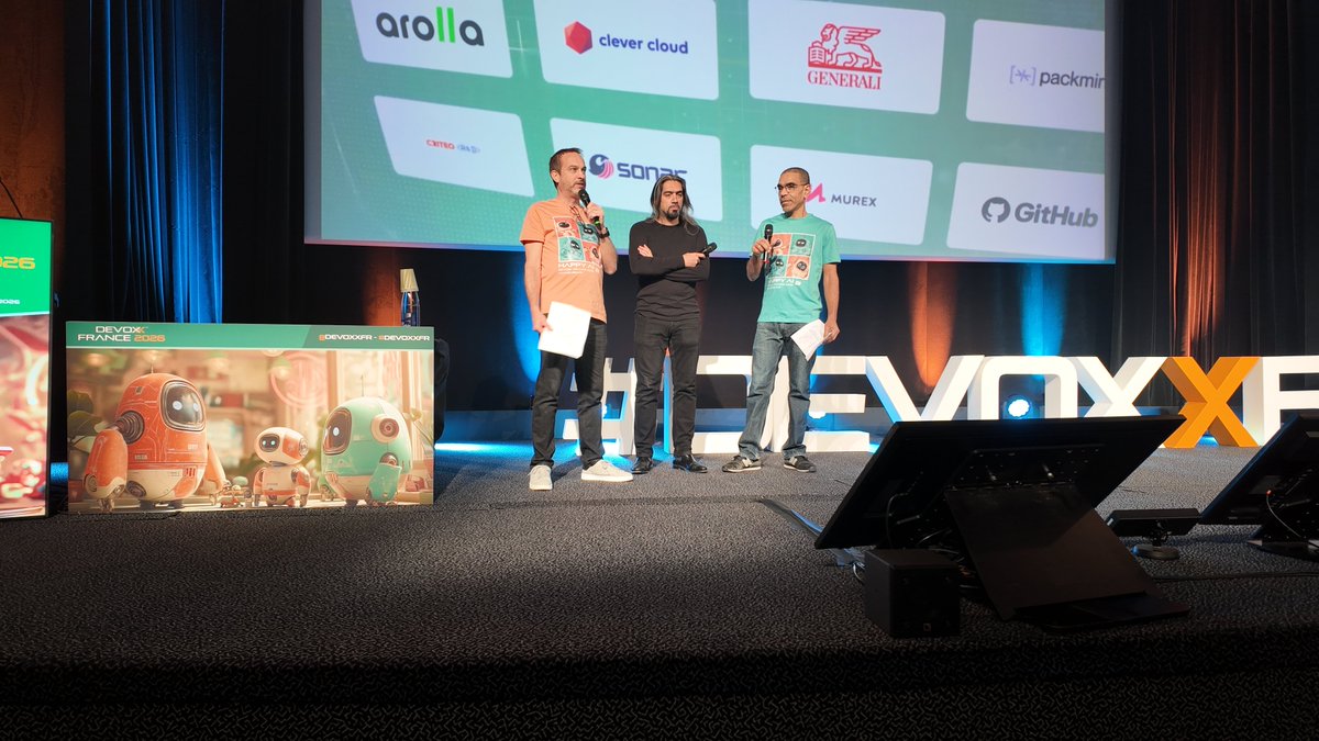 DevoxxFR's tweet photo. La matinée du 1er jour est déjà derrière nous… on n’a même pas vu le temps passer 🤯
Conférences passionnantes, interviews au Studio Devoxx, stands sponsors pleins à craquer et duels d’échecs contre @FressinetL, on est loin de s'ennuyer ! 💥
#DevoxxFR #DevoxxFrance https://t.co/pdDRIrxwCW
