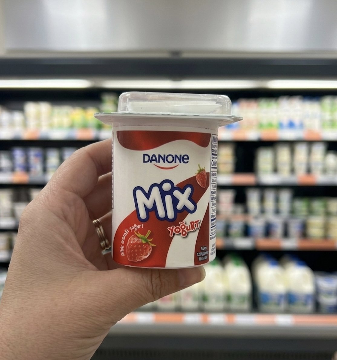 Daha önce zerresini koyuyorlardı,
Artık onu da koymuyorlar!
Danone tarafından çilek görselleriyle satışa sunulan bu ürün çilek yerine yapay çilek aroma vericisi içeriyor.
Üründe ayrıca içeriği beyan edilmeyen başka aroma vericiler ve çilek rengi vermesi için renklendirici var.