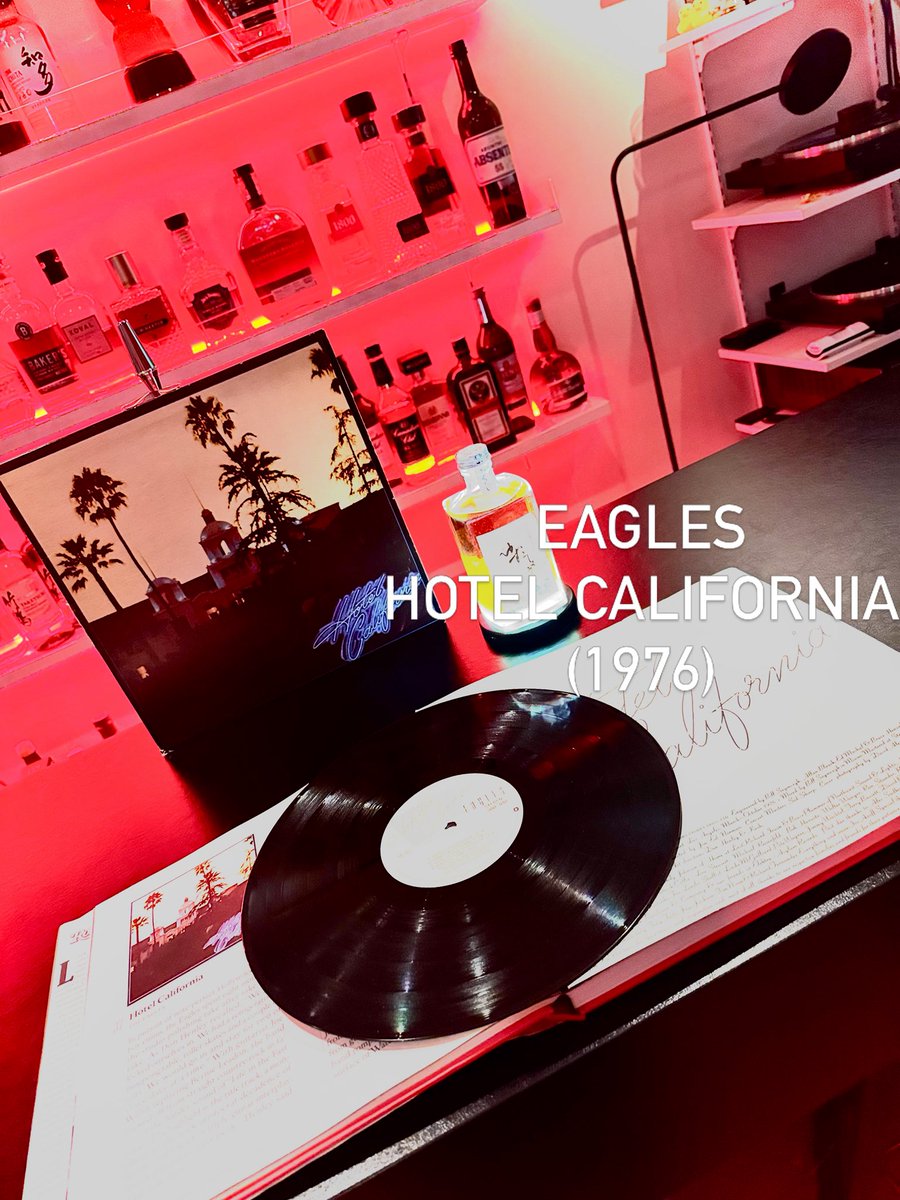 Nostosasakusa23's tweet image. 4月22日(水)午後7時から午前3時まで営業しております🥃🌃🍸

所蔵LP📀📷：Eagles - Hotel California (1976)

#eagles #hotelcalifornia #柚子胡椒リキュール #vinylbartokyo #asakusabar
