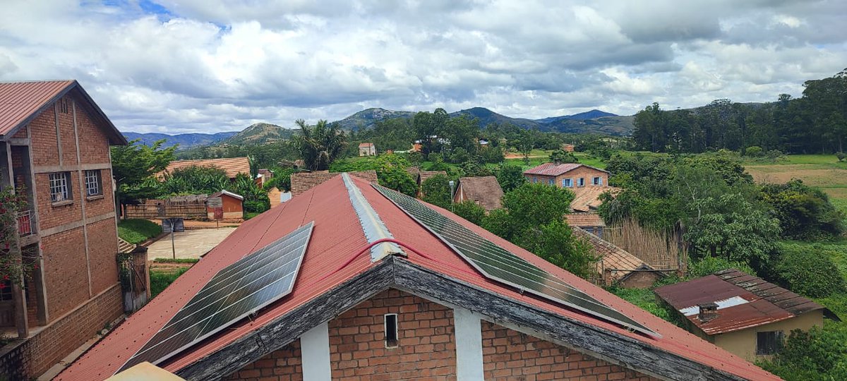 FidescoNed's tweet image. Vandaag op de #international earth day laten we zien hoe goed de zonnepanelen werken in Madagaskar. Deze hebben we vorig jaar voor de kaasmakerij kunnen aanschaffen dankzij de @vastenactie.