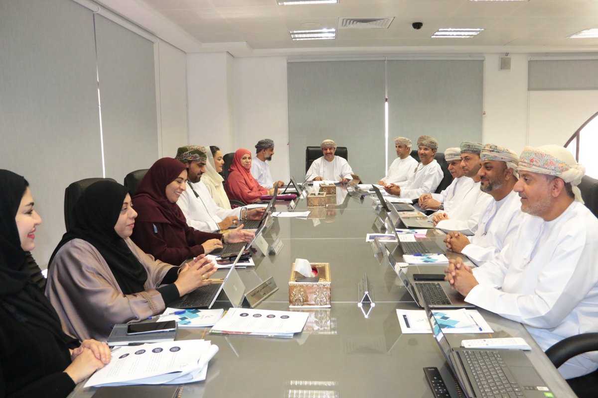 OHRC_OMAN's tweet photo. عقدت اللجنة العُمانية لحقوق الإنسان برئاسة الأستاذ الدكتور/ راشد بن حمد البلوشي رئيس اللجنة، اجتماعها الثاني لدور الانعقاد السنوي الثالث من الفترة الخامسة، حيث ناقش الاجتماع التطور الأخير الخاص بإصدار المرسوم السلطاني رقم (47 / 2026) بإعادة تنظيم اللجنة العُمانية لحقوق الإنسان، بالإضافة إلى مستجدات الاستراتيجية الوطنية لحقوق الإنسان، كذلك التقرير ربع السنوي لأنشطة وفعاليات اللجنة، إضافةً إلى عدد من الموضوعات والمقترحات التي تصب في تعزيز وحماية حقوق الإنسان في سلطنة عُمان.