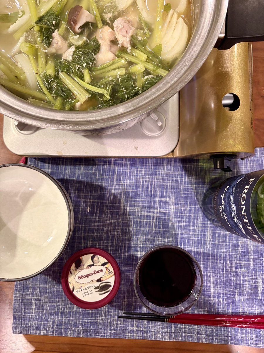 今日のところは700円のワインとハーゲンダッツと蕪の葉だらけの骨付き鶏肉鍋で手を打つ。今日のところは！！！
