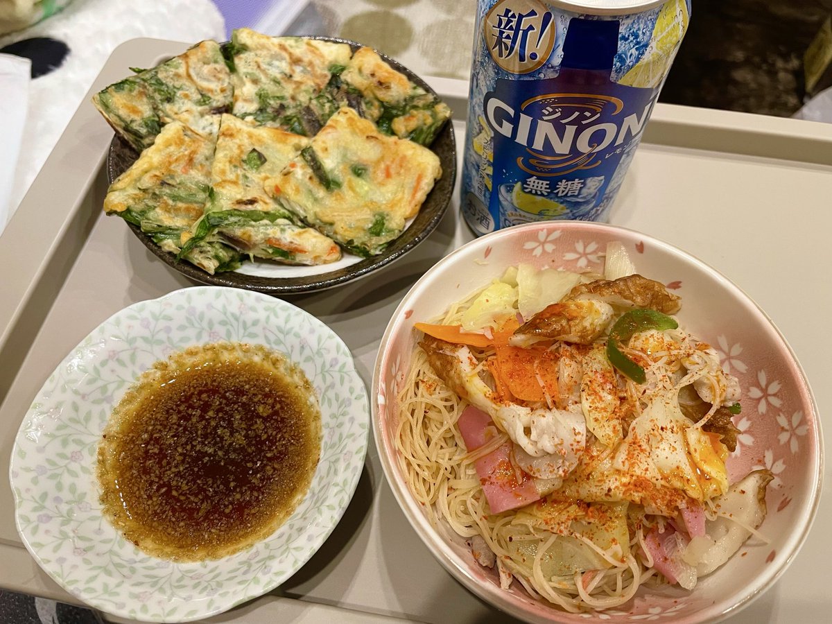 今度チヂミ焼く時は青唐辛子入れてみよう👀焼きビーフンはいつ食べてもおいしいね、乾杯🍻