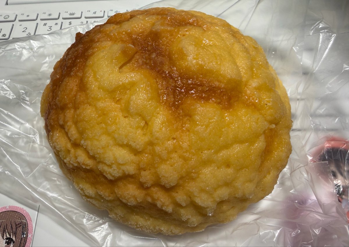 本日のメロンパン。中野のBonjour BONのメープルメロンパン。キャラメリゼ的なカリッとした食感にモフモフ生地のメープルシロップによるしっとりとした食感よき。しっかり甘いので濃い目のコーヒーと一緒に食べて良きものだった。