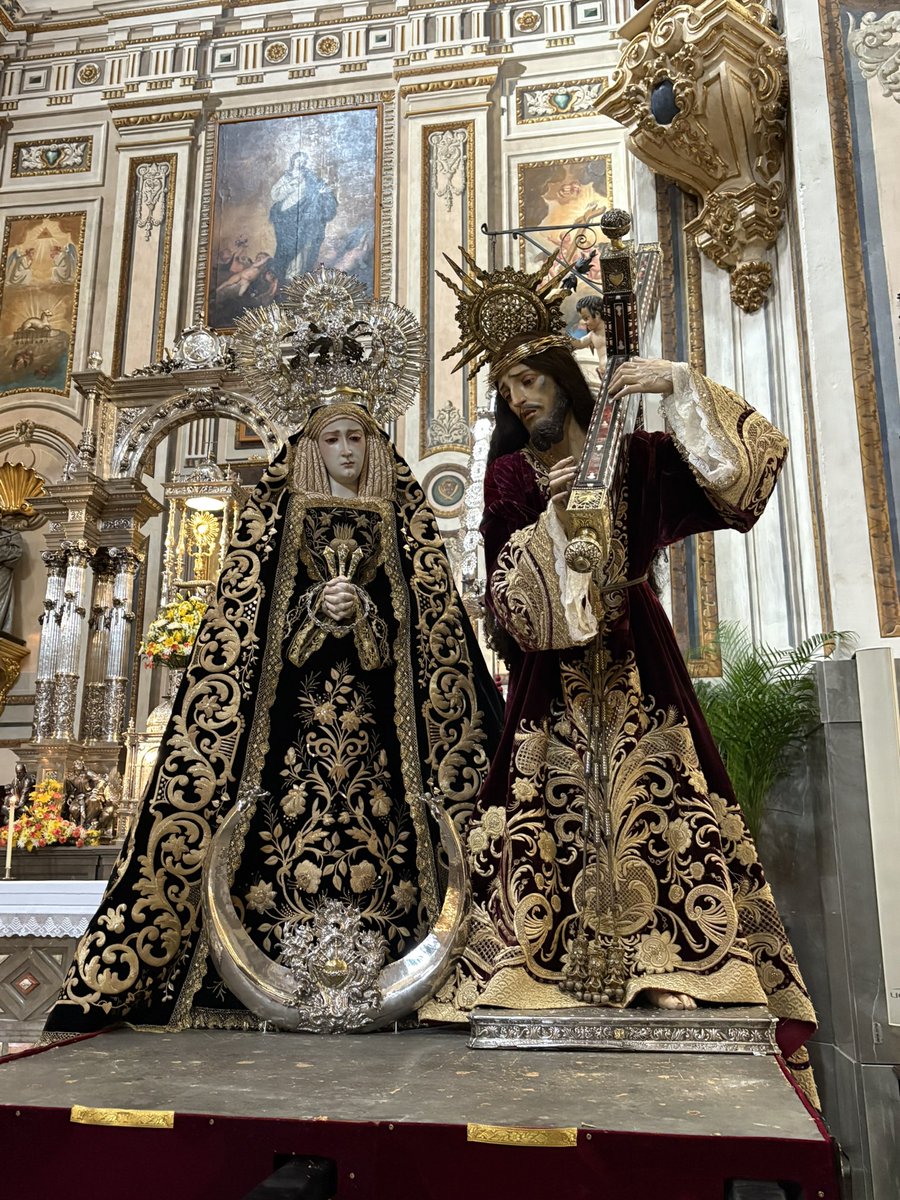 No hay derecho. Esque no puede ser que no salgan cada año a las calles. No puede ser que no tengan una Cofradía que les de culto.
Ay Granada, mi Granada, lo que fuiste...
Este domingo vamos a disfrutar como nunca