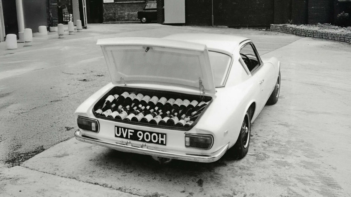 ClubLotusFrance's tweet photo. Elle a un sacré coffre, cette Lotus Elan +2 ! #MaLotus #elanplus2 #LotusClassic #ClubLotusFrance @ClassicLotus @ClubLotusFrance https://t.co/A6GS4pTKy6