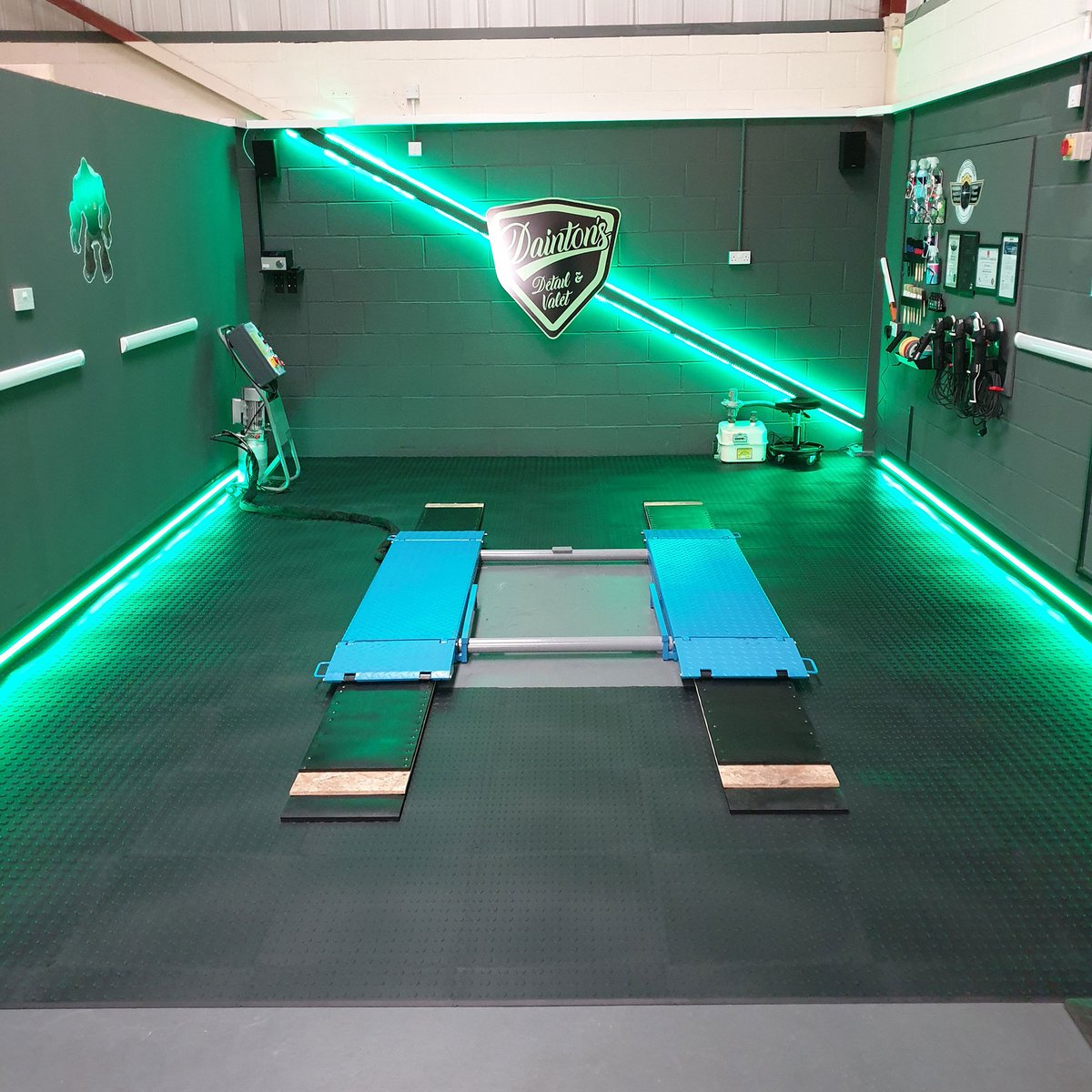 mototile's tweet image. Transform dull concrete into a clean, high‑impact garage floor in just a few hours with MotoLock or MotoVent tiles. Choose from bold colours, race‑inspired patterns &amp;amp; practical finishes. mototile.com/all-products #mototile #interlockingtile #tile #DIY #FOS #floor #garage #work #f1