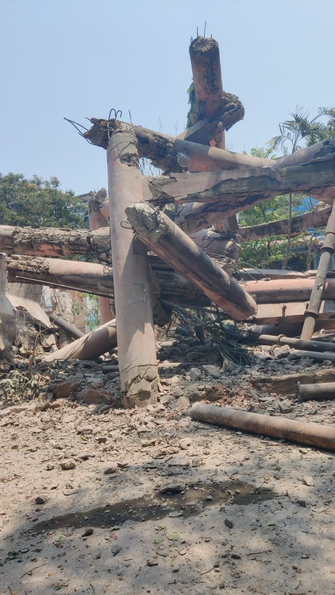 NewsMeter_In's tweet image. #Hyderabad:

#HYDRAA averts a major #disaster in #SanjeevaReddyNagar by safely #demolishing a 65-year-old, unsafe #overhead #watertank (10 lakh litre capacity, 80m height) that had been unused for 15 years.

Located amid #homes, #offices, and a transformer, the structure posed a