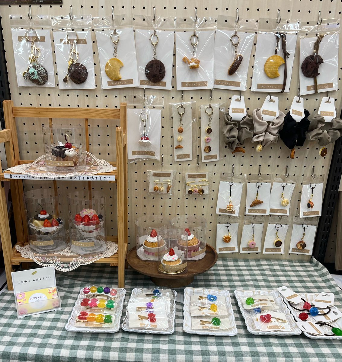 apri_cot0155's tweet photo. ナナイロマルシェ納品しました〜(^o^) ちょっとレイアウト変わっています♪まるデザに持って��った新作もありますよ〜💕マグネットは1個売り準備の為一旦さげています。ぜひ近くにお越しの際はお立ち寄り下さい٩( 'ω' )و
#ハンドメイドナナイロマルシェin仙台泉 https://t.co/x79jBus9yP